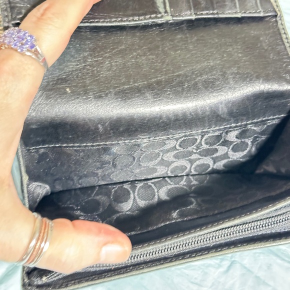 Coach wallet. Black leather. Credit card slots, 3 inside pockets 1 zipper pocket - Picture 9 of 16
